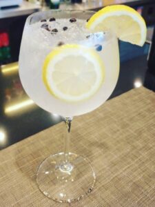 Gin tônica com limão siciliano