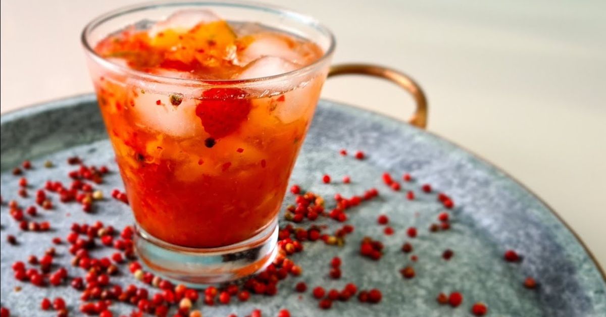 CAIPIRINHA DE MORANGO, CARAMBOLA E PIMENTA ROSA