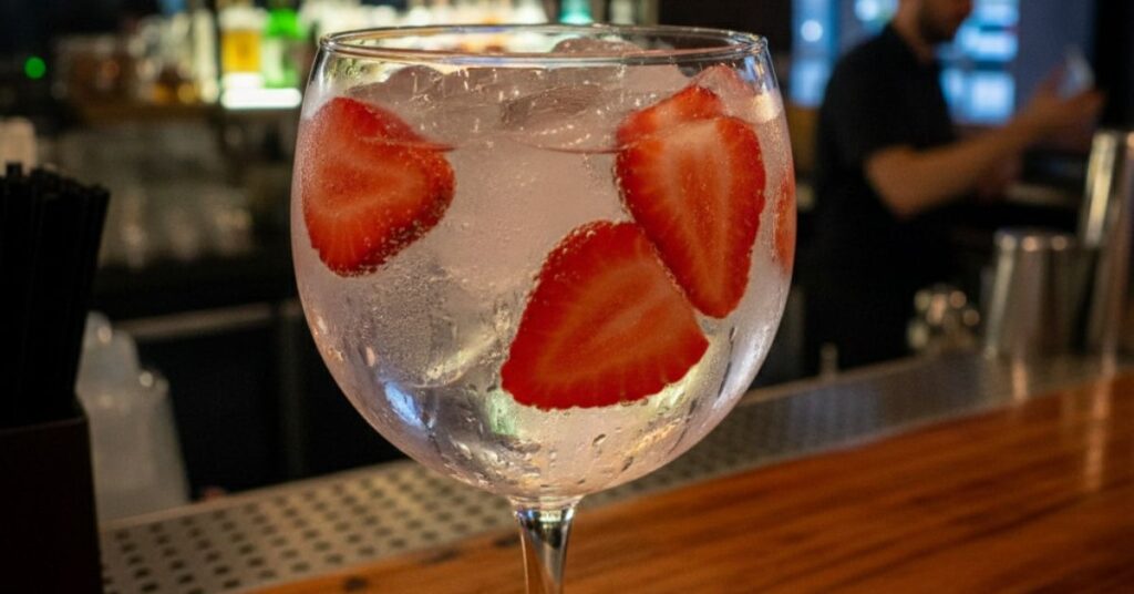 Gin Tônica de Morango e Halls Preto